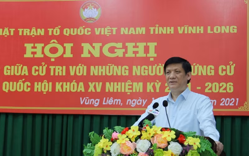 Đồng chí Nguyễn Thanh Long phát biểu tại buổi lễ ra mắt cử tri huyện Vũng Liêm ngày 16-5.