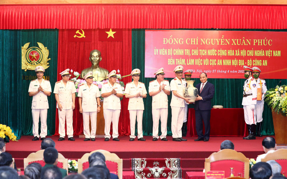 Chủ tịch nước Nguyễn Xuân Phúc tặng quà Cục An ninh nội địa. Chủ tịch nước Nguyễn Xuân Phúc thăm, làm việc với Cục An ninh nội địa -0