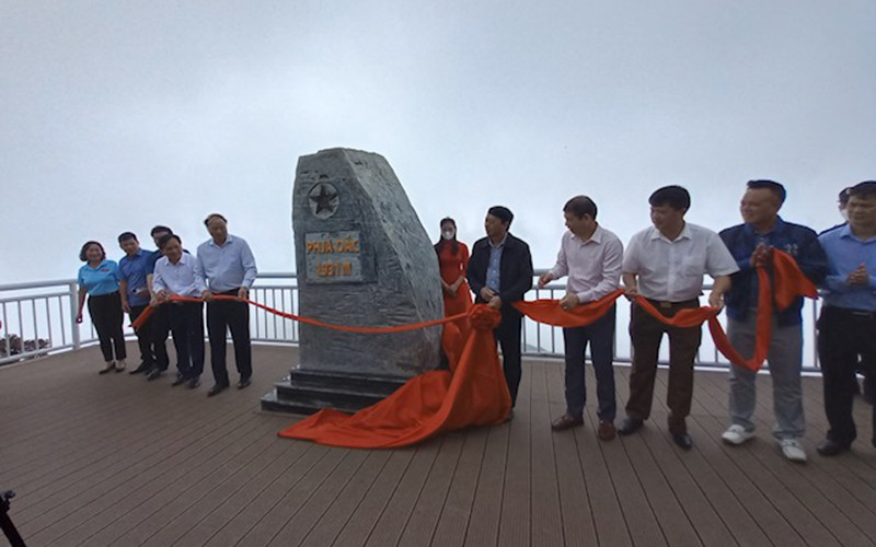 Các đại biểu khánh thành điểm ngắm cảnh trên đỉnh núi Phja Oắc, xã Thành Công, huyện Nguyên Bình (Cao Bằng). Khánh thành điểm ngắm cảnh trên đỉnh Phja Oắc và điểm du lịch cộng đồng Hoài Khao -0
