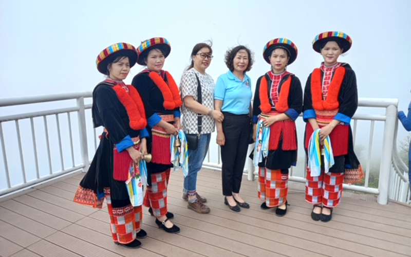 Du khách lưu lại khoảnh khắc đẹp trên đỉnh núi Phja Oắc, xã Thành Công, huyện Nguyên Bình (Cao Bằng). Khánh thành điểm ngắm cảnh trên đỉnh Phja Oắc và điểm du lịch cộng đồng Hoài Khao -0