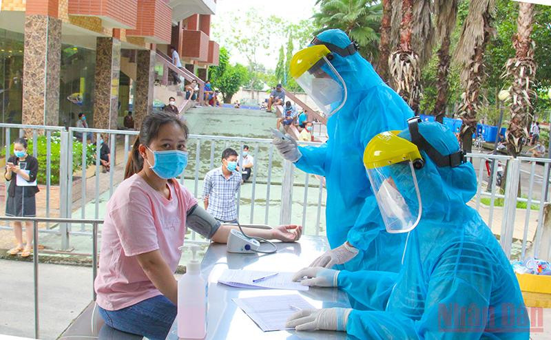 Lực lượng y tế tỉnh Vĩnh Long đang đẩy nhanh tiến độ tiêm vaccine cho lực lượng công nhân trên địa bàn tỉnh. (Ảnh: Bá Dũng) Vĩnh Long thích ứng an toàn trong hoạt động sản xuất -0