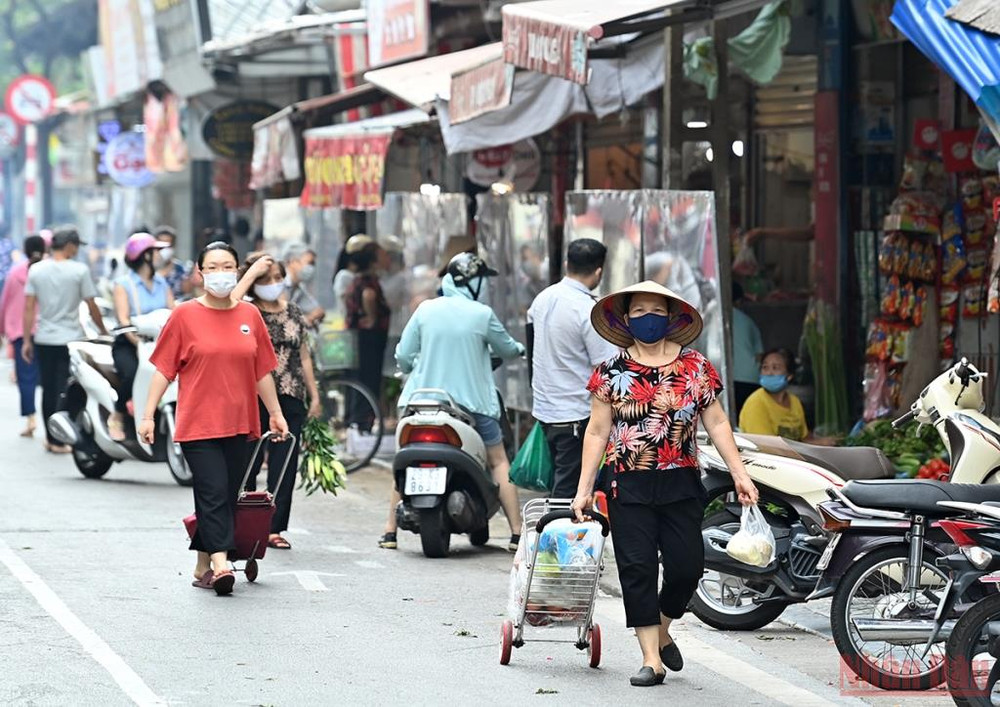 Hà Nội nhộn nhịp trở lại trong ngày đầu nới lỏng giãn cách ảnh 11 Hà Nội nhộn nhịp trở lại trong ngày đầu nới lỏng giãn cách -0