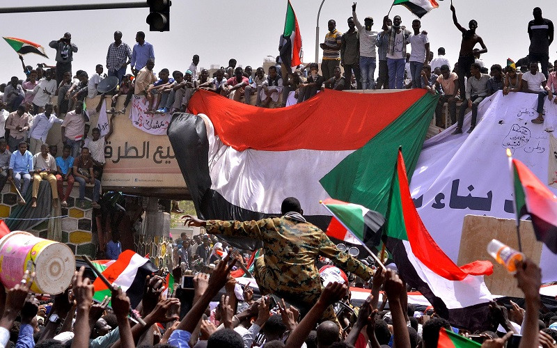 Người biểu tình tập trung tại Khartoum, Sudan, ngày 11/4/2019. (Ảnh: Reuters)