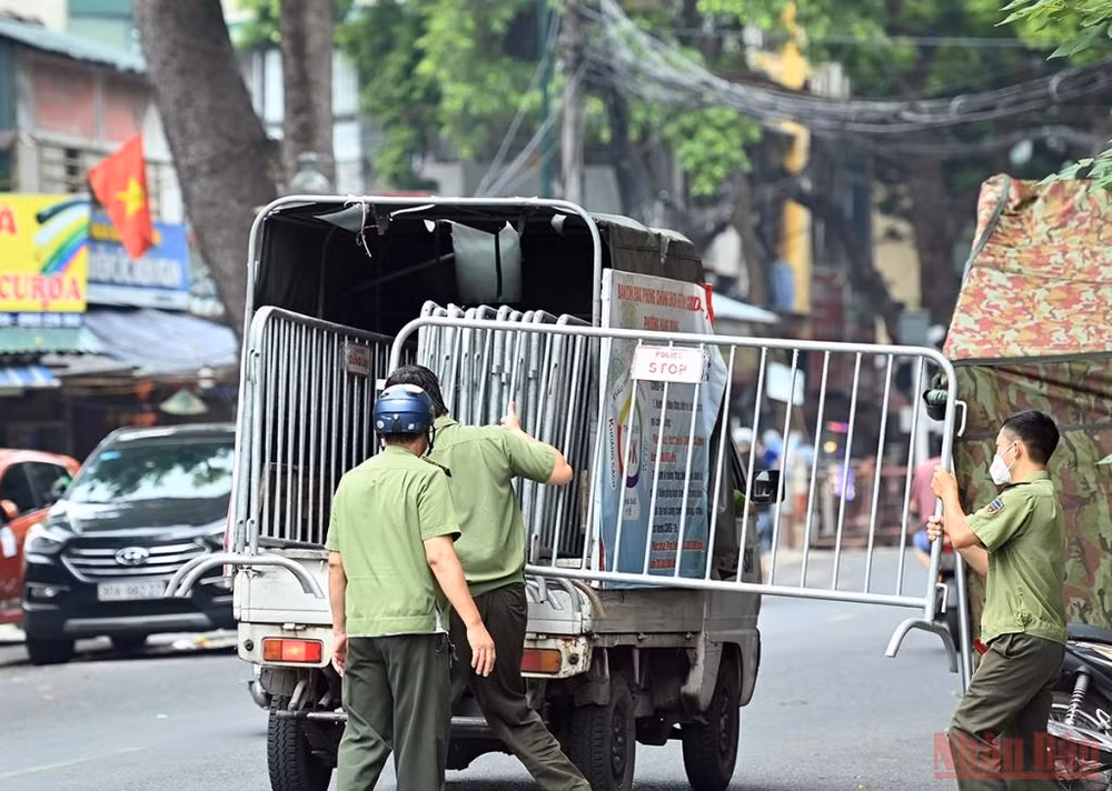 Hà Nội nhộn nhịp trở lại trong ngày đầu nới lỏng giãn cách -0
