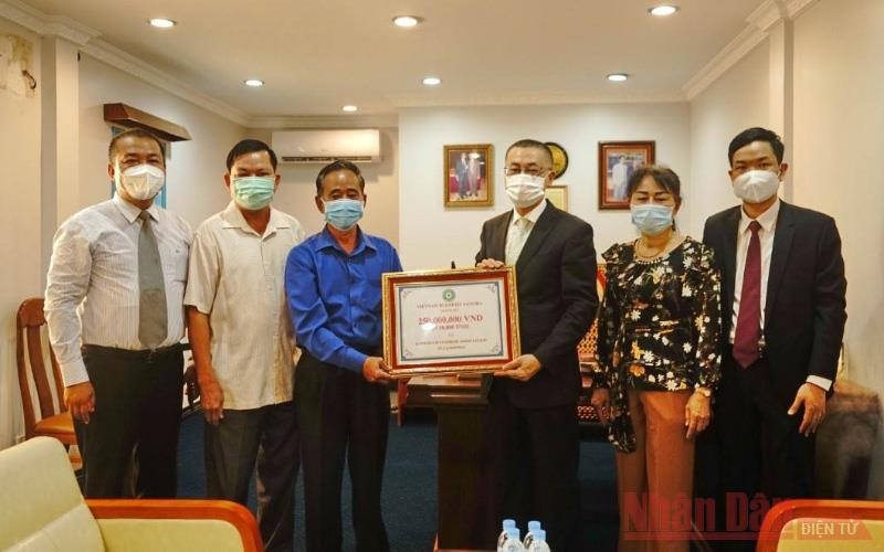 Đại sứ Vũ Quang Minh trao quà tặng cho Hội Khmer-Việt Nam. Giáo hội Phật giáo Việt Nam gửi tặng quà đến chư tăng Phật giáo Campuchia đang gặp khó khăn do dịch Covid-19 -0