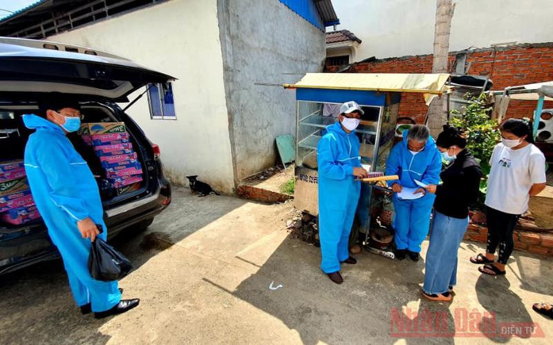 Đoàn Tổng Lãnh sự quán phát quà cứu trợ cho bà con tại Kampong Speu, sáng 29-4. Cam3-1619700815347.jpg