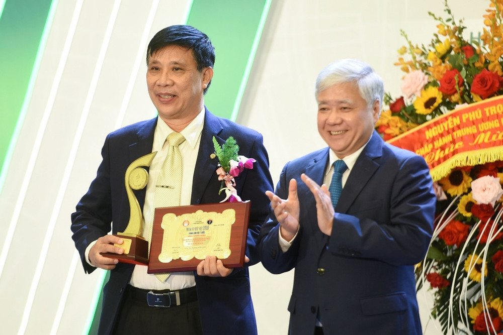 Đồng chí Đỗ Văn Chiến, Bí thư Trung ương Đảng, Chủ tịch Ủy ban Trung ương Mặt trận Tổ quốc Việt Nam trao giải cho nhóm tác giả PGS, TS Trần Quyết Tiến. Ứng dụng gọi xe Be giành giải Nhất Giải thưởng Nhân tài đất Việt -0
