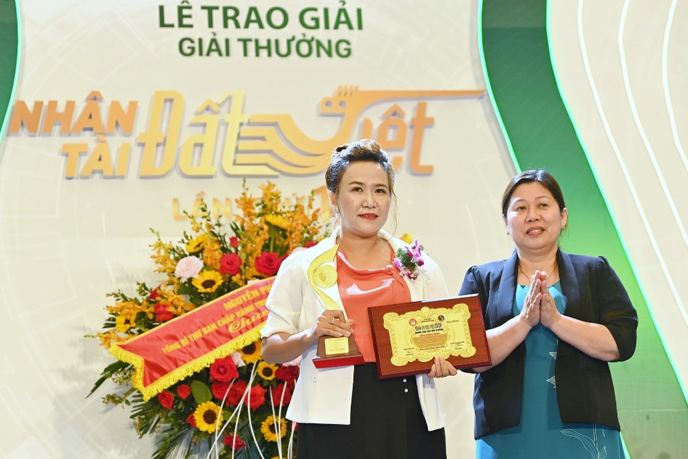 Thứ trưởng Tài nguyên - Môi trường Nguyễn Thị Phương Hoa trao giải cho đại diện nhóm tác giả là PGS, TS Hồ Thị Thanh Vân, giải Nhất của lĩnh vực Tài nguyên môi trường. Ứng dụng gọi xe Be giành giải Nhất Giải thưởng Nhân tài đất Việt -0