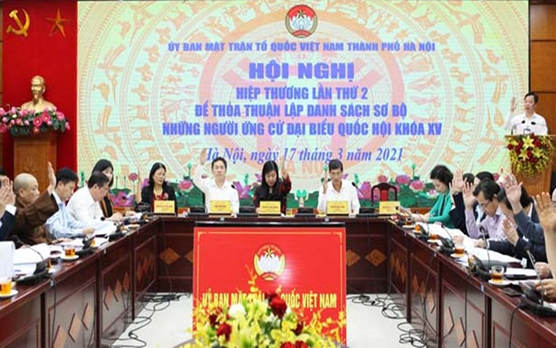 Các đại biểu tiến hành biểu quyết tại hội nghị.
