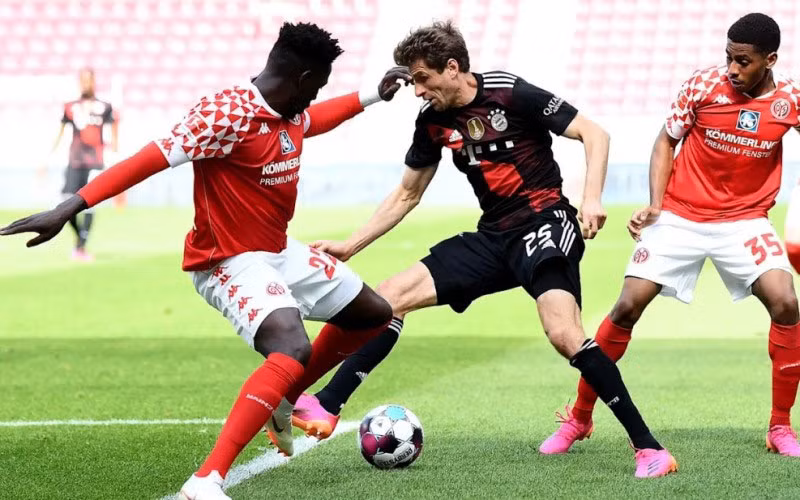 Bayern Munich (áo đen) lỡ cơ hội vô địch sớm sau trận thua sốc trước Mainz. (Ảnh: FC Bayern Munich)