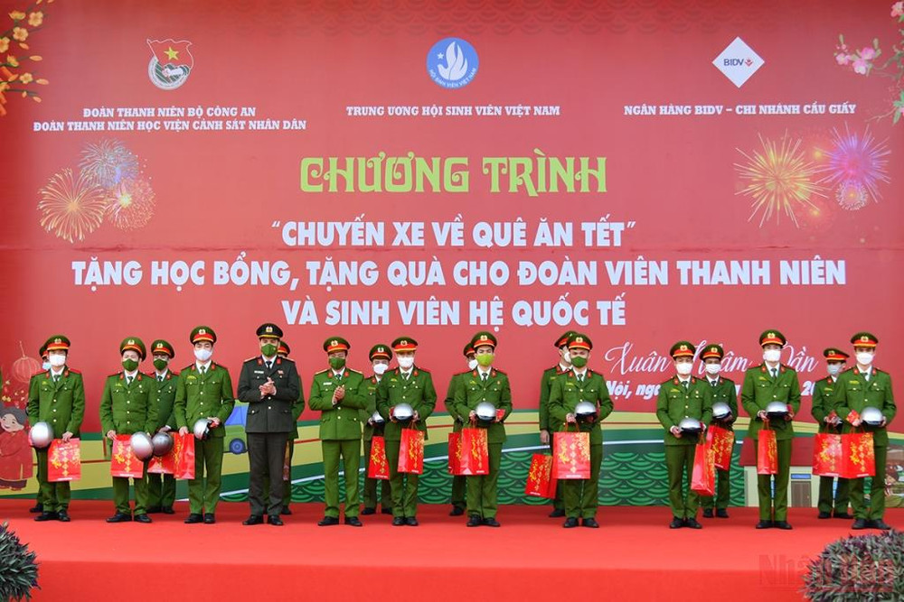 Những chuyến xe yêu thương hỗ trợ sinh viên về quê ăn Tết ảnh 3 Những chuyến xe yêu thương hỗ trợ sinh viên về quê ăn Tết -0