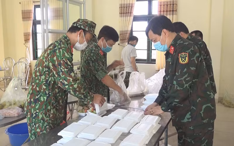 Các cán bộ, chiến sĩ Bộ Chỉ huy Quân sự tỉnh Hà Nam chuẩn bị các suất cơm cho công dân cách ly tập trung.