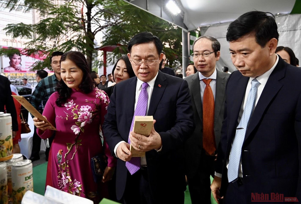 Đồng chí Vương Đình Huệ cùng các đại biểu tham quan gian trưng bày các sản phẩm. Giới thiệu 300 sản phẩm, đặc sản Đồng Tháp đến người tiêu dùng Thủ đô -0