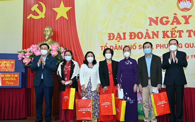 Chủ tịch Quốc hội Vương Đình Huệ và Phó Chủ tịch Thường trực Quốc hội Trần Thanh Mẫn tặng quà cho các gia đình tiêu biểu có thành tích trong xây dựng cộng đồng dân cư. (Ảnh: Duy Linh) BND_2234-1636816093548.jpg