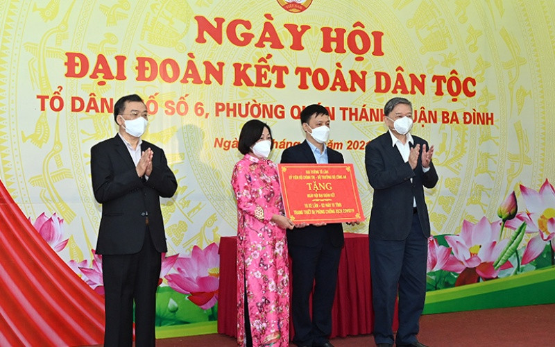 Đại tướng Tô Lâm, Bộ trưởng Công an tặng trang thiết bị phòng, chống dịch Covid-19 cho tổ dân phố số 6, phường Quán Thánh, quận Ba Đình, Hà Nội. (Ảnh: Duy Linh) BND_2287-1636816094016.jpg