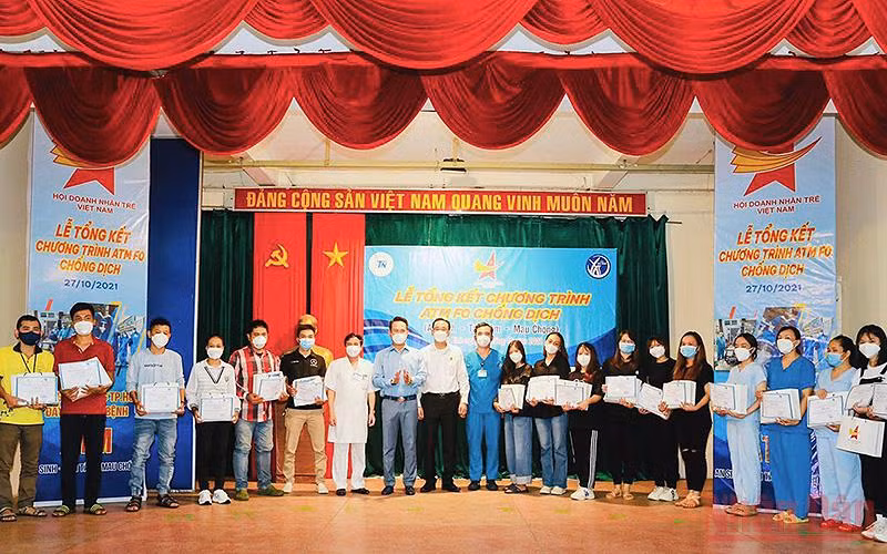 Đại diện Hội Doanh nhân trẻ Việt Nam và các đơn vị liên quan trao quà tri ân các tình nguyện viên tiêu biểu của chương trình “ATM F0 chống dịch”.