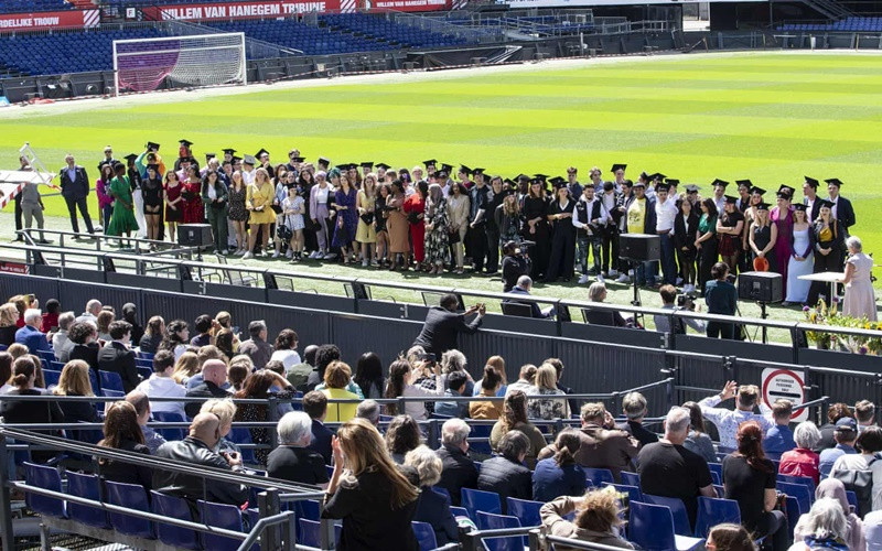 Lễ trao bằng tốt nghiệp diễn ra tại... sân bóng Feyenoord ở Hà Lan. (Ảnh: Shutterstock) chauau12.jpg -8