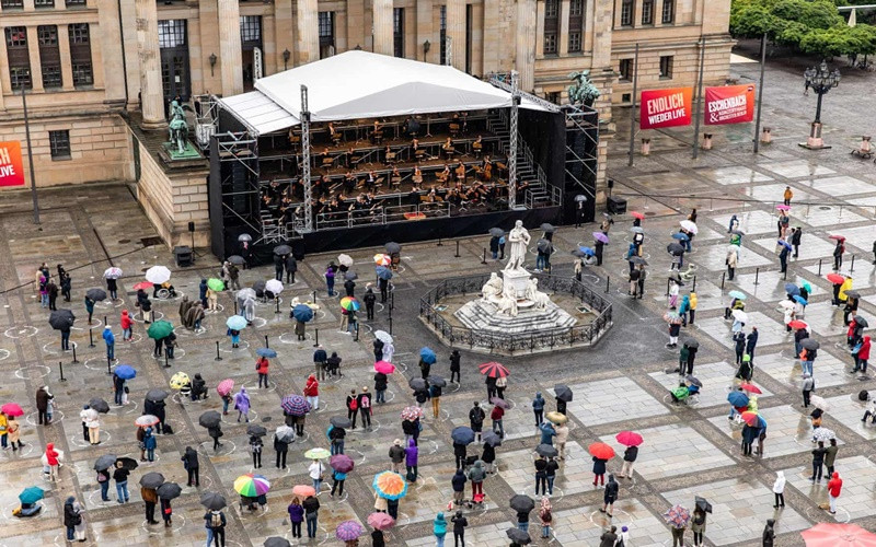 Để thưởng thức buổi hòa nhạc ngoài trời, người dân Berlin (Đức) sẵn sàng "đội mưa" và giữ khoảng cách an toàn với những khán giả khác. (Ảnh: Tân Hoa xã) chauau11.jpg -9