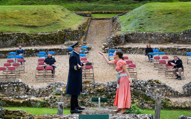 Hai diễn viên tập lại vở kịch Đêm thứ 12 của đại văn hào William Shakespeare tại sân khấu bên ngoài một nhà hát La Mã ở Anh. (Ảnh: PA) chauau2.jpg -1