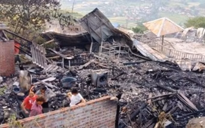 Vụ hỏa hoạn khiến ba căn nhà bị thiêu rụi ở Sa Pa. (Ảnh: TTXVN)