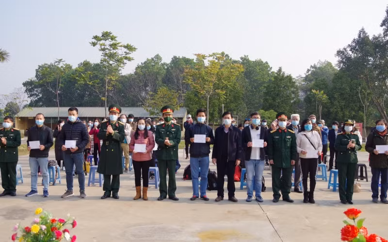 Cơ quan chức năng trao giấy chứng nhận hoàn thành cách ly cho các công dân trước khi về địa phương.