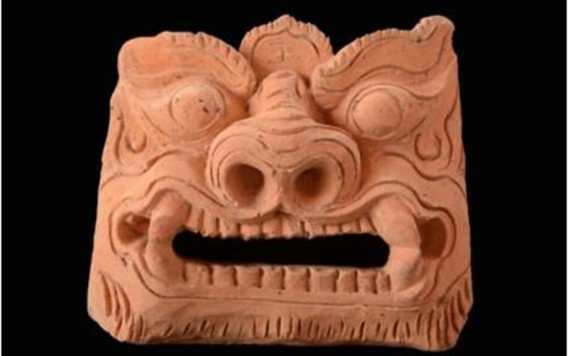 Viên ngói úp đầu bờ dải thời Trần trang trí mặt hình sư tử độc đáo, được tìm thấy năm 2015 tại xã Hồng Minh (Hưng Hà, Thái Bình). Đưa khu di tích khảo cổ học thời Trần ở Thái Bình trở thành di tích cấp Quốc gia -0