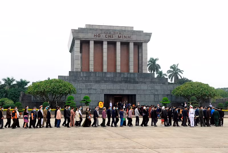 Đoàn đại biểu dự Đại hội đại biểu toàn quốc các dân tộc thiểu số Việt Nam tưởng niệm các Anh hùng liệt sĩ và vào Lăng viếng Chủ tịch Hồ Chí Minh -0