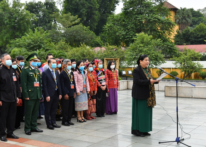 Đồng chí Tòng Thị Phóng thay mặt đoàn, kính báo trước anh linh các Anh hùng liệt sĩ về việc tổ chức Đại hội đại biểu toàn quốc các dân tộc thiểu số Việt Nam lần thứ II. Đoàn đại biểu dự Đại hội đại biểu toàn quốc các dân tộc thiểu số Việt Nam tưởng niệm các Anh hùng liệt sĩ và vào Lăng viếng Chủ tịch Hồ Chí Minh -0