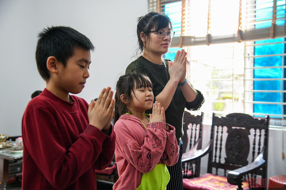 Ba mẹ con cùng thắp hương, mong tổ tiên phù hộ cho chồng, cha lúc này vẫn còn ở lại Kharkov được an toàn và may mắn. (Ảnh: THÀNH ĐẠT) Đồng bào trở về từ Ukraine: Chuyến hồi hương hạnh phúc nhất -0