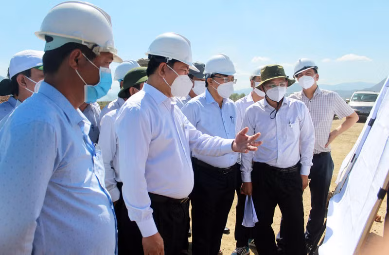 Đoàn công tác của UBND tỉnh Ninh Thuận đi kiểm tra thực tế tiến độ thi công của Dự án Hồ chứa nước Sông Than.