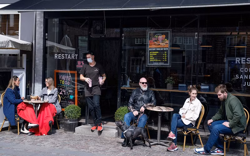 Đan Mạch đã dỡ bỏ tất cả các biện pháp hạn chế được áp đặt nhằm ngăn dịch bệnh lây lan. (Ảnh: Reuters)