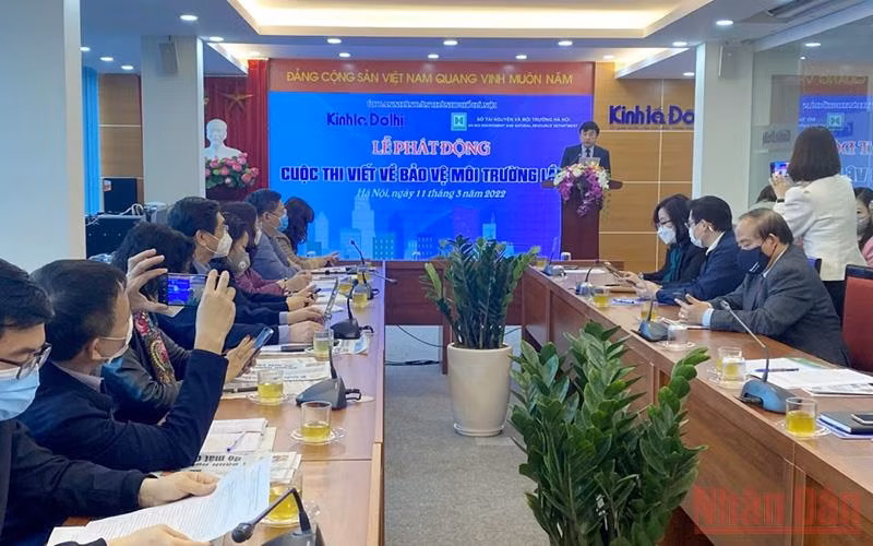 Ông Nguyễn Minh Đức, Tổng Biên tập báo Kinh tế và Đô thị phát động Cuộc thi viết về “Bảo vệ môi trường trên địa bàn thành phố Hà Nội lần thứ II”.