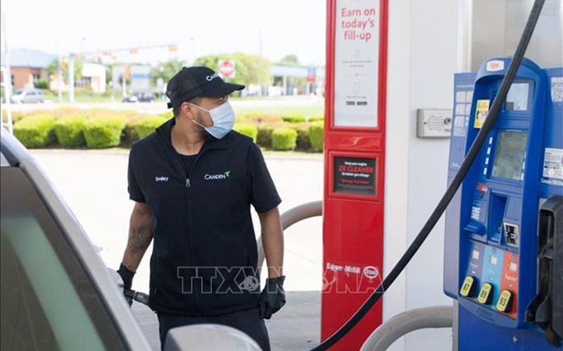 Tại một trạm bán xăng ở Plano, bang Texas, Mỹ. (Ảnh: THX/TTXVN)