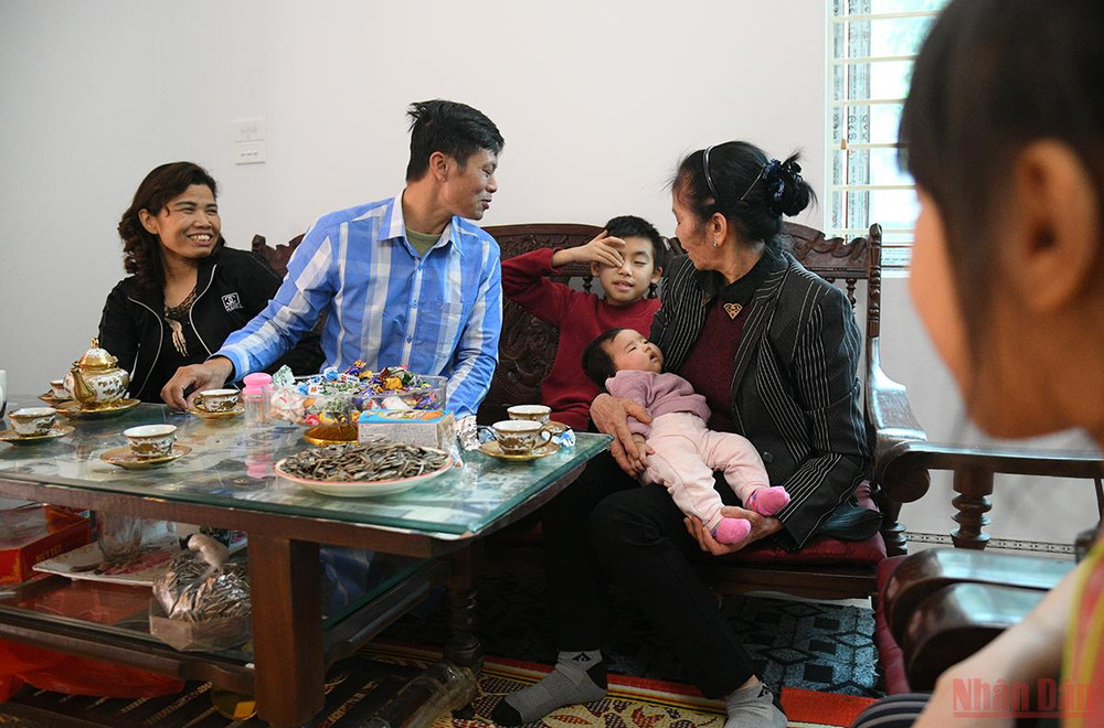 Sau khi đón thêm 3 thành viên đặc biệt, căn nhà của ông Lê Văn Cừ rộn ràng hơn thường lệ. (Ảnh: THÀNH ĐẠT) Đồng bào trở về từ Ukraine: Chuyến hồi hương hạnh phúc nhất -0