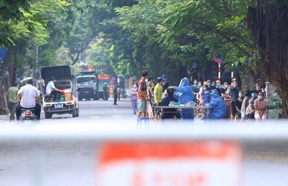 Hà Nội xét nghiệm diện rộng cho cư dân quanh Bệnh viện Việt - Đức -0