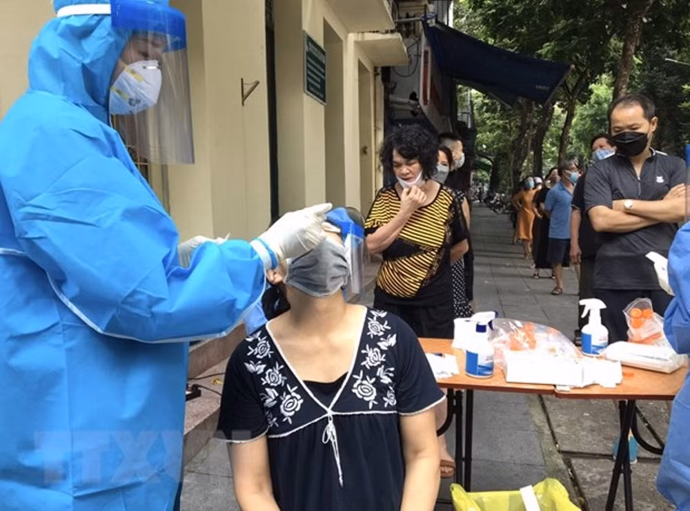Hà Nội xét nghiệm diện rộng cho cư dân quanh Bệnh viện Việt - Đức -0
