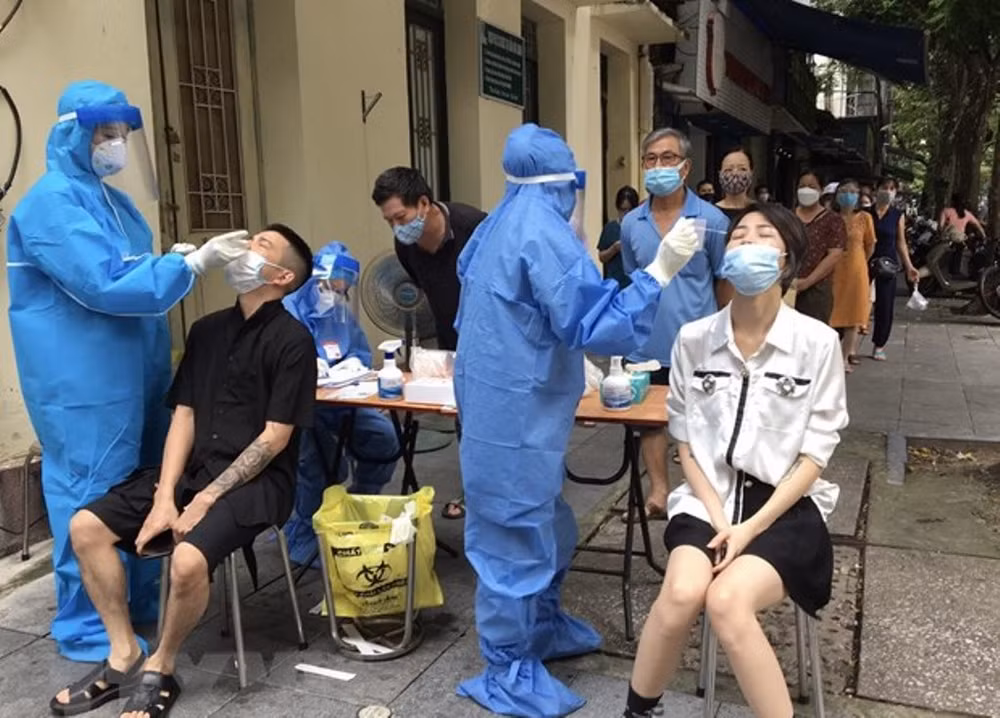 Hà Nội xét nghiệm diện rộng cho cư dân quanh Bệnh viện Việt - Đức -0