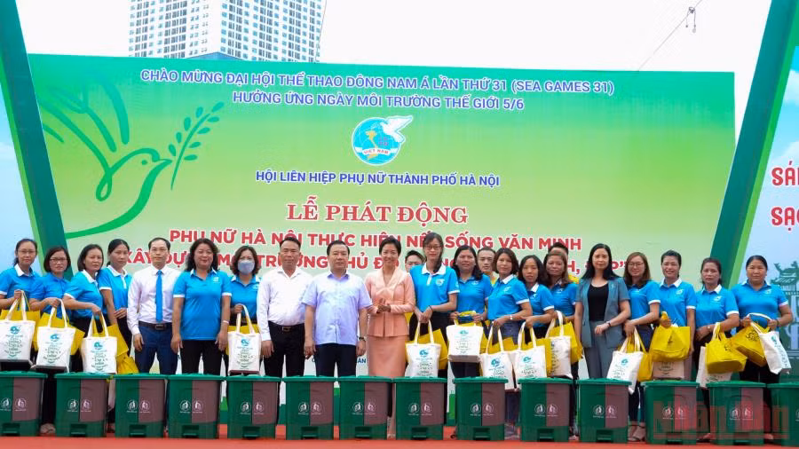 Các đại biểu trao quà tặng cán bộ hội viên phụ nữ Thủ đô tại buổi lễ.