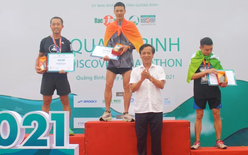 Ban Tổ chức trao giải cho các VĐV nam ở cự ly 42 km.