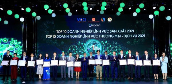 Vinh danh top 10 doanh nghiệp bền vững tại “Chương trình đánh giá, công bố các doanh nghiệp bền vững tại Việt Nam năm 2021” do Bộ Lao động-Thương binh và Xã hội, Bộ Tài nguyên và Môi trường, Tổng Liên đoàn Lao động Việt Nam và VCCI tổ chức. (Ảnh: Ban tổ chức cung cấp) Liên kết, thúc đẩy phát triển doanh nghiệp Việt bền vững -0