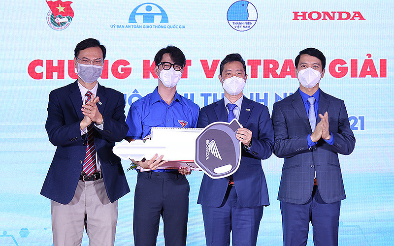 Bí thư Trung ương Đoàn, Chủ tịch Hội Liên hiệp thanh niên Việt Nam Nguyễn Ngọc Lương (ngoài cùng bên phải trong ảnh) cùng đại diện Ban Tổ chức cuộc thi trao giải Nhất tặng thí sinh Huỳnh Thanh Thân.