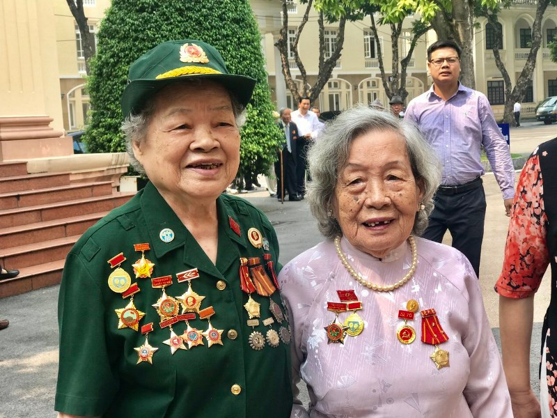 Bà Nguyễn Thị Thìn (bên phải) gặp gỡ đồng đội là các cựu chiến binh. Nữ chiến sĩ giao liên phi thường -0