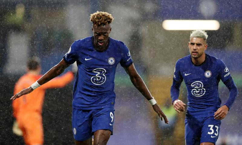 T. Abraham (trái) lập cú đúp cho Chelsea. 