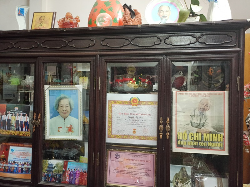 Căn nhà giản dị của bà Thìn với ảnh Bác được đặt trang trọng. Nữ chiến sĩ giao liên phi thường -0