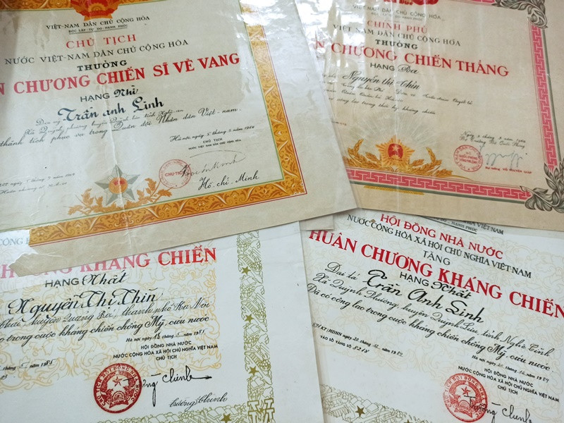 Những bằng khen ông bà được trao tặng. Nữ chiến sĩ giao liên phi thường -0