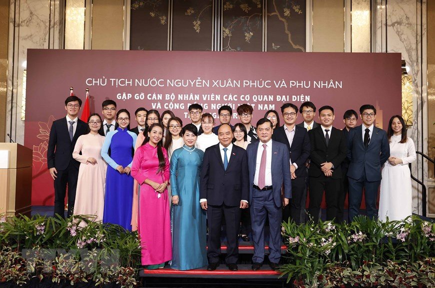 Chủ tịch nước và Phu nhân chụp ảnh chung với cán bộ, nhân viên Đại sứ quán, đại diện cộng đồng người Việt Nam tại Singapore. (ẢNH: THỐNG NHẤT/TTXVN)