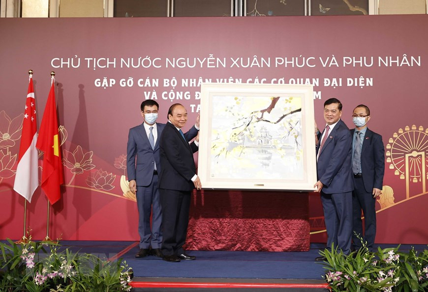 Chủ tịch nước Nguyễn Xuân Phúc tặng quà lưu niệm cho Đại sứ quán Việt Nam tại Singapore. (ẢNH: THỐNG NHẤT/TTXVN) Chủ tịch nước gặp gỡ cán bộ, nhân viên ĐSQ và cộng đồng người Việt Nam -3