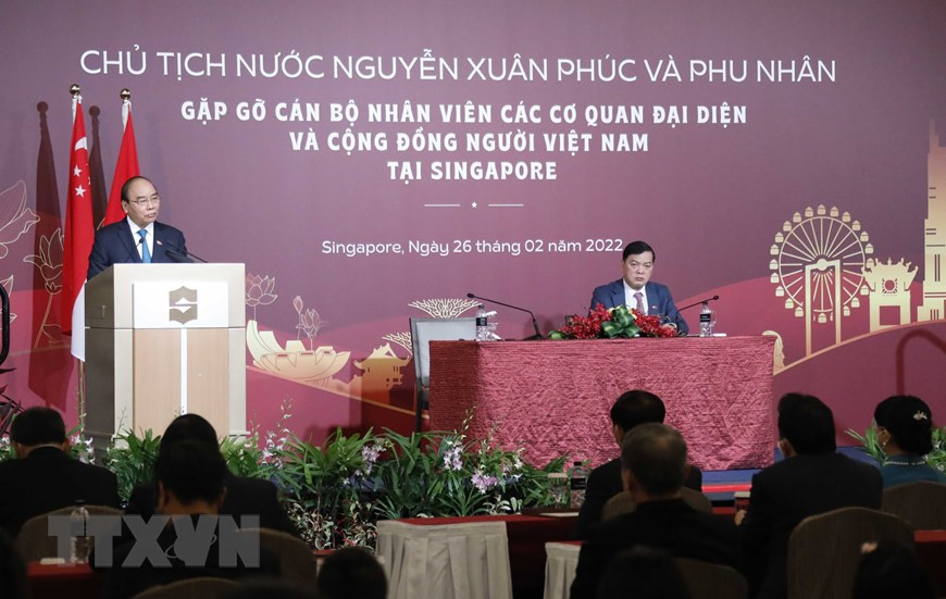 Chủ tịch nước Nguyễn Xuân Phúc nói chuyện thân mật với cán bộ, nhân viên Đại sứ quán và cộng đồng người Việt Nam tại Singapore. (ẢNH: THỐNG NHẤT/TTXVN) Chủ tịch nước gặp gỡ cán bộ, nhân viên ĐSQ và cộng đồng người Việt Nam -0