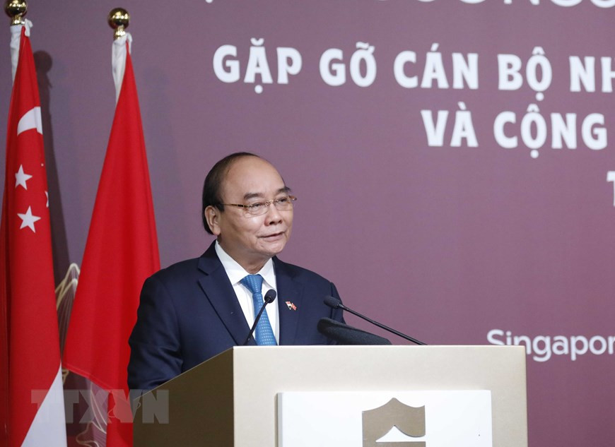 Chủ tịch nước Nguyễn Xuân Phúc nói chuyện thân mật với cán bộ, nhân viên Đại sứ quán và cộng đồng người Việt Nam tại Singapore. (ẢNH: THỐNG NHẤT/TTXVN) Chủ tịch nước gặp gỡ cán bộ, nhân viên ĐSQ và cộng đồng người Việt Nam -1