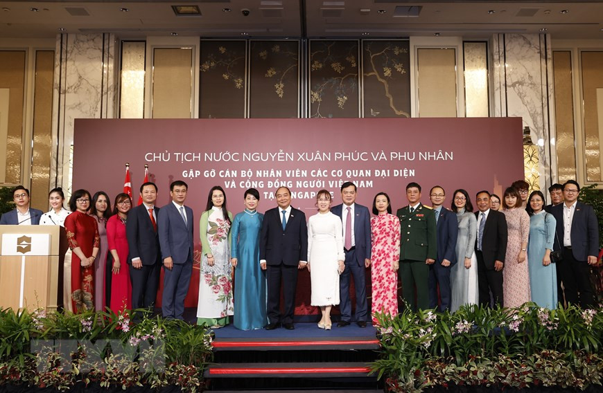 Chủ tịch nước Nguyễn Xuân Phúc và Phu nhân chụp ảnh chung với cán bộ, nhân viên Đại sứ quán và đại diện cộng đồng người Việt Nam tại Singapore. (ẢNH: THỐNG NHẤT/TTXVN) Chủ tịch nước gặp gỡ cán bộ, nhân viên ĐSQ và cộng đồng người Việt Nam -6